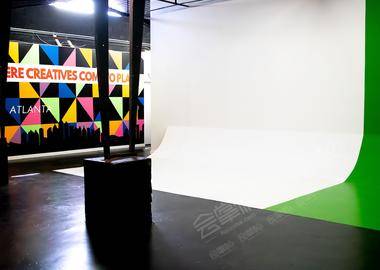 Downtown Film/Photography Studio With Wall Mounted White/Green Screen!